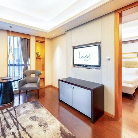 Lia! Chengdu Hotel Bagian luar foto