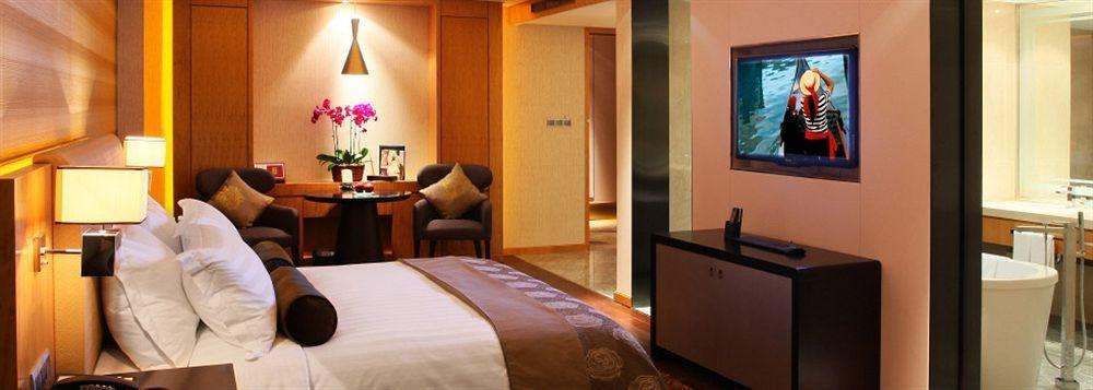 Lia! Chengdu Hotel Bagian luar foto