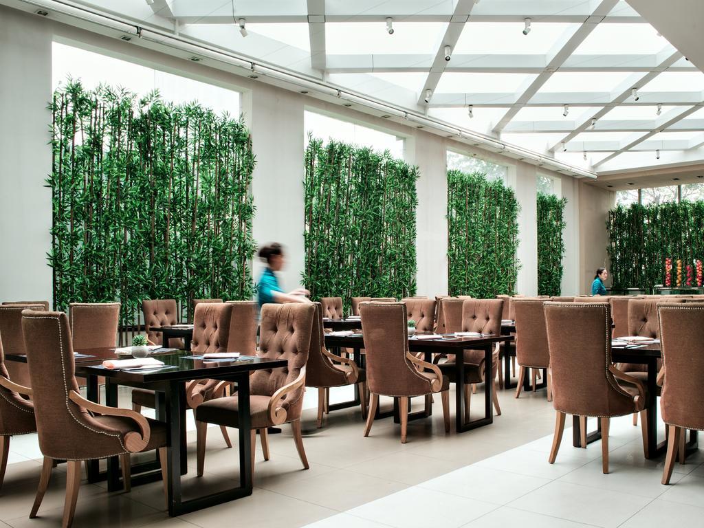 Lia! Chengdu Hotel Bagian luar foto