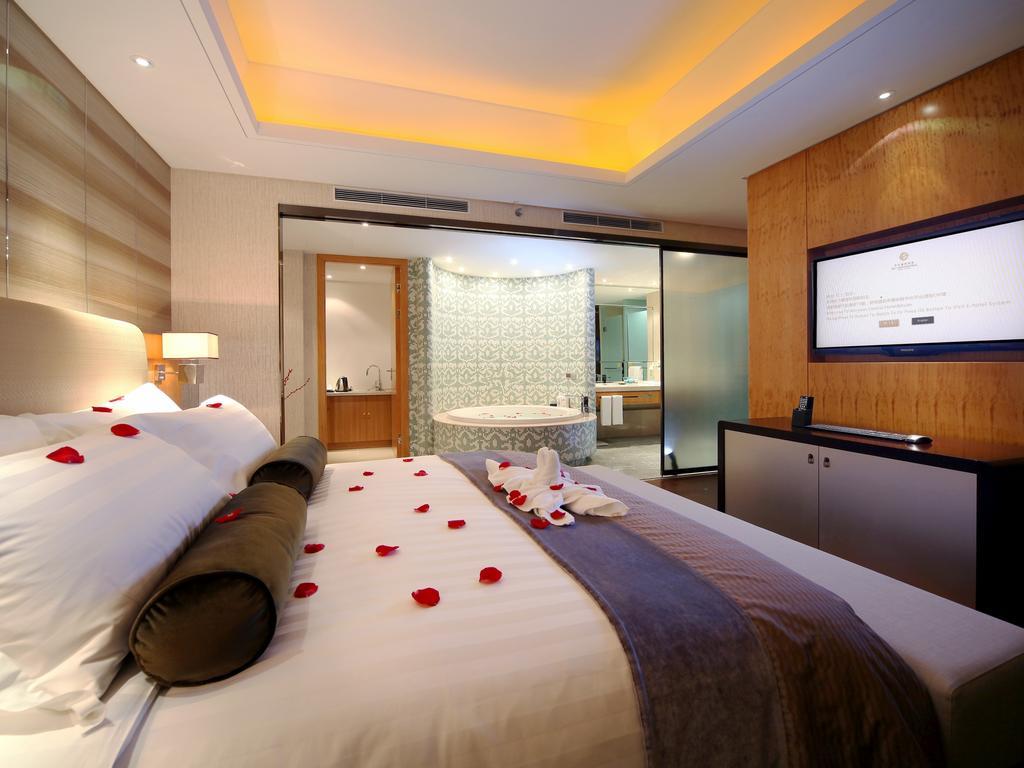 Lia! Chengdu Hotel Bagian luar foto
