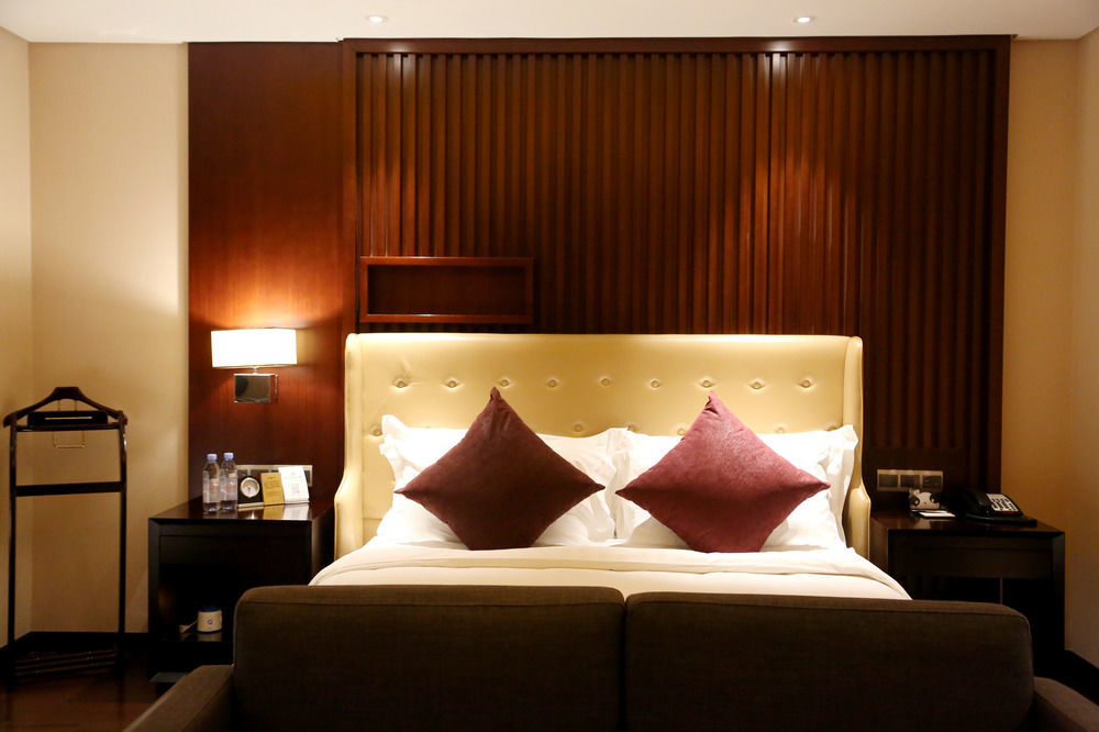 Lia! Chengdu Hotel Bagian luar foto
