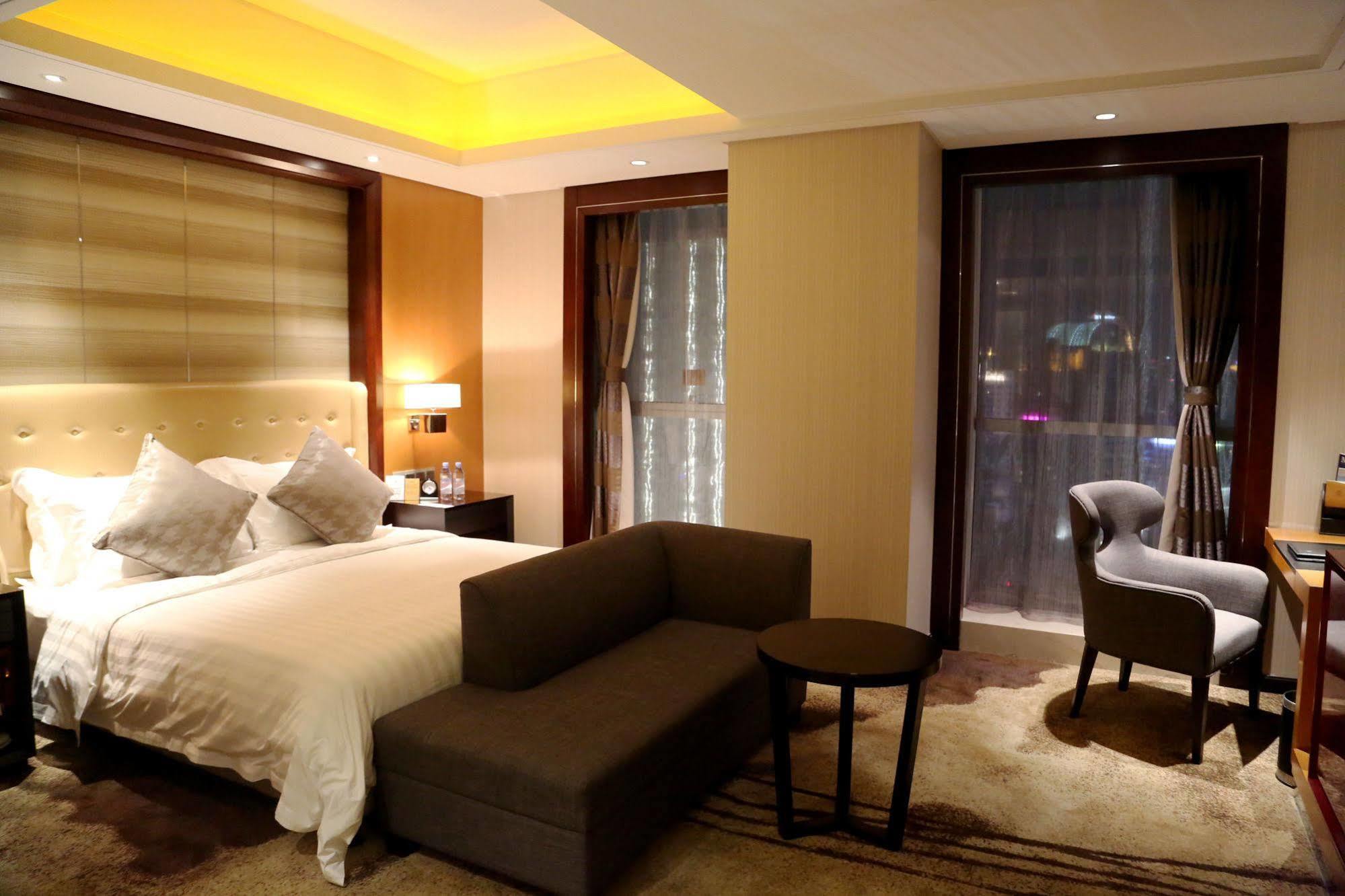Lia! Chengdu Hotel Bagian luar foto