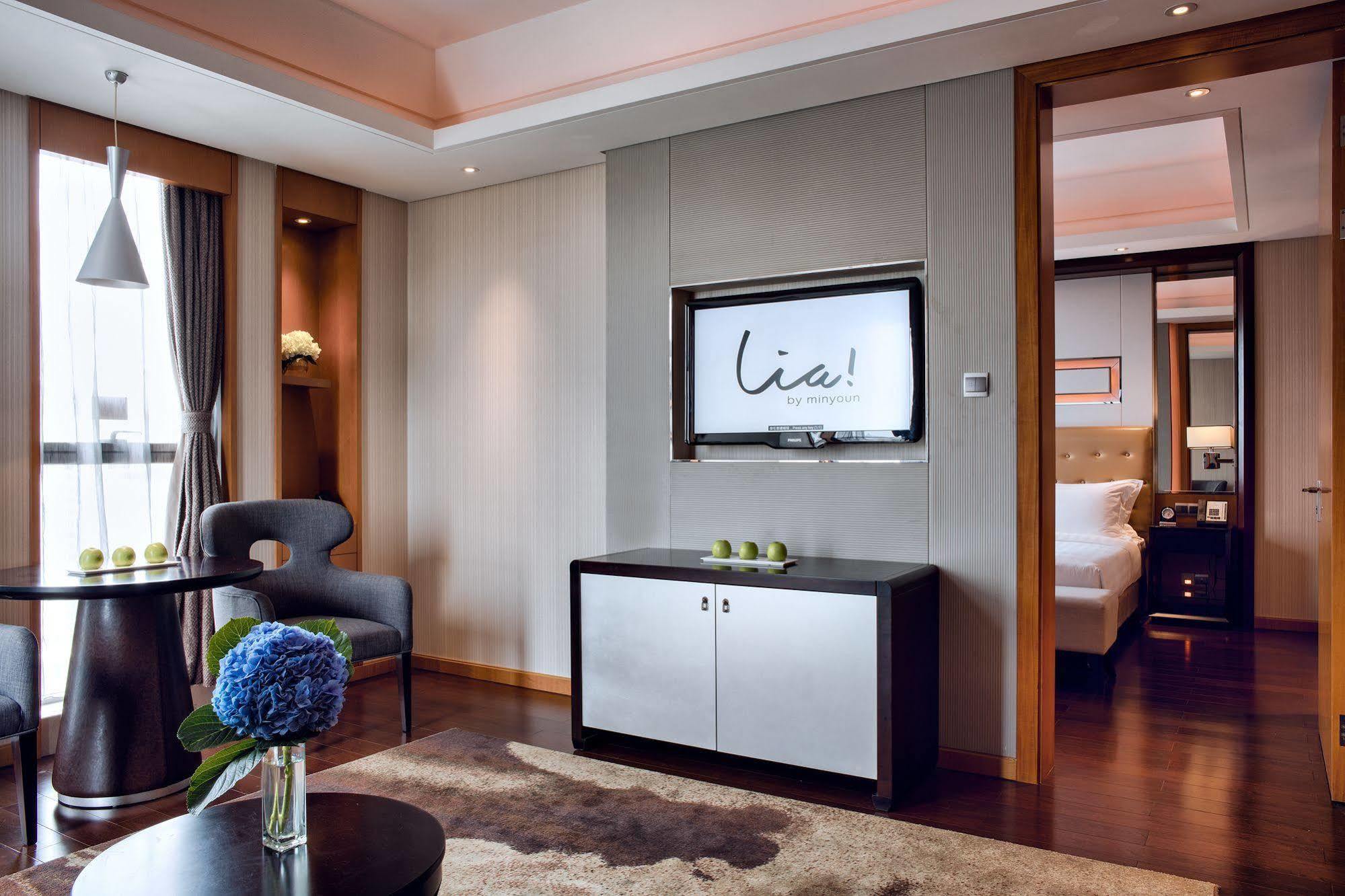 Lia! Chengdu Hotel Bagian luar foto