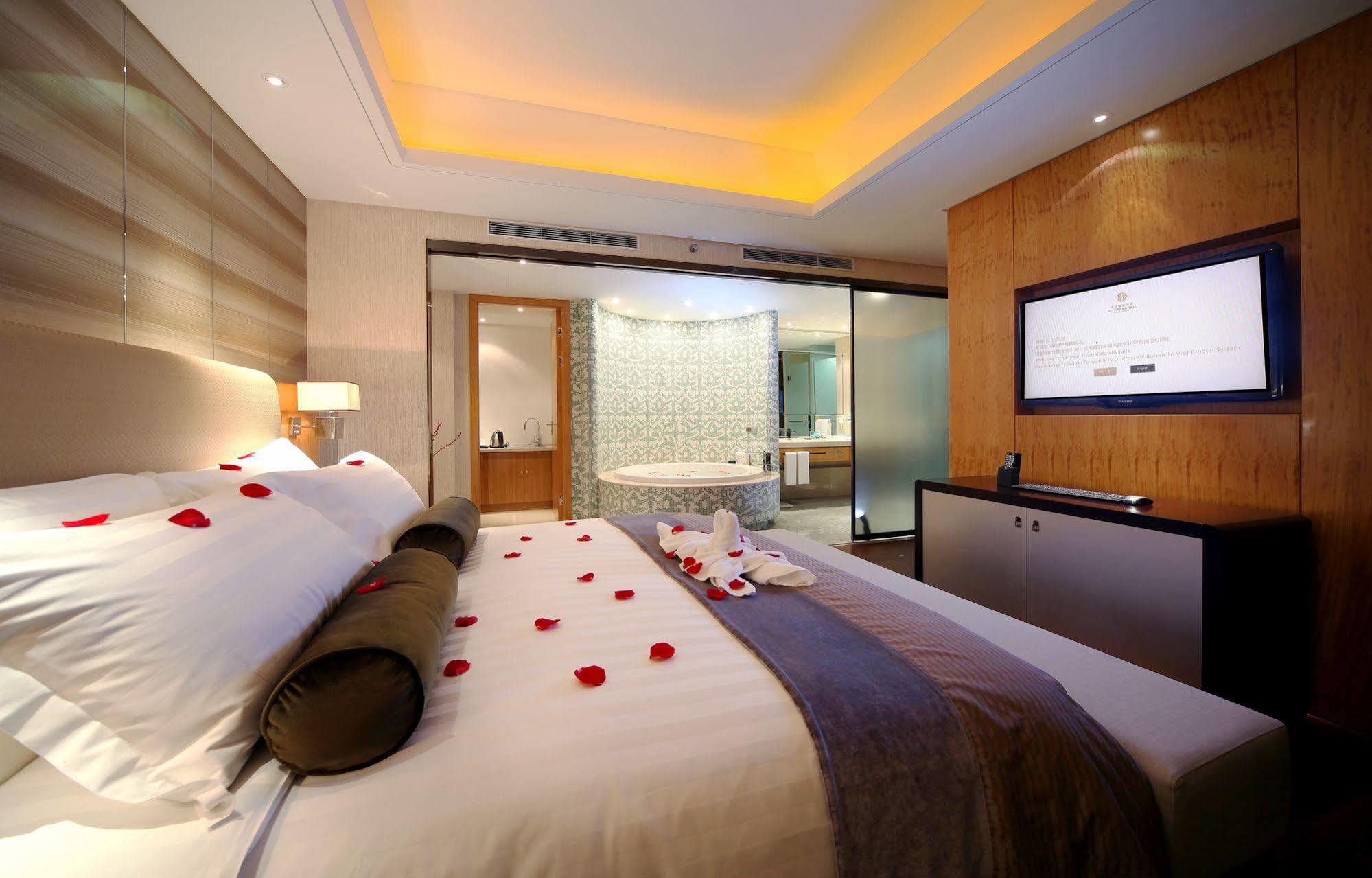 Lia! Chengdu Hotel Bagian luar foto