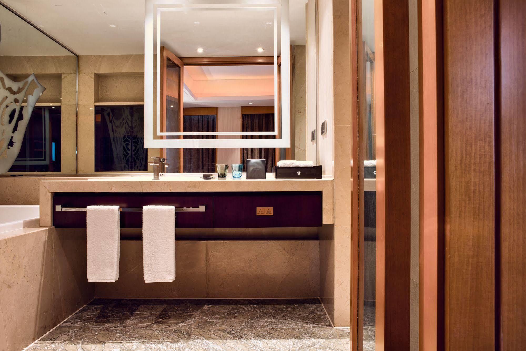 Lia! Chengdu Hotel Bagian luar foto