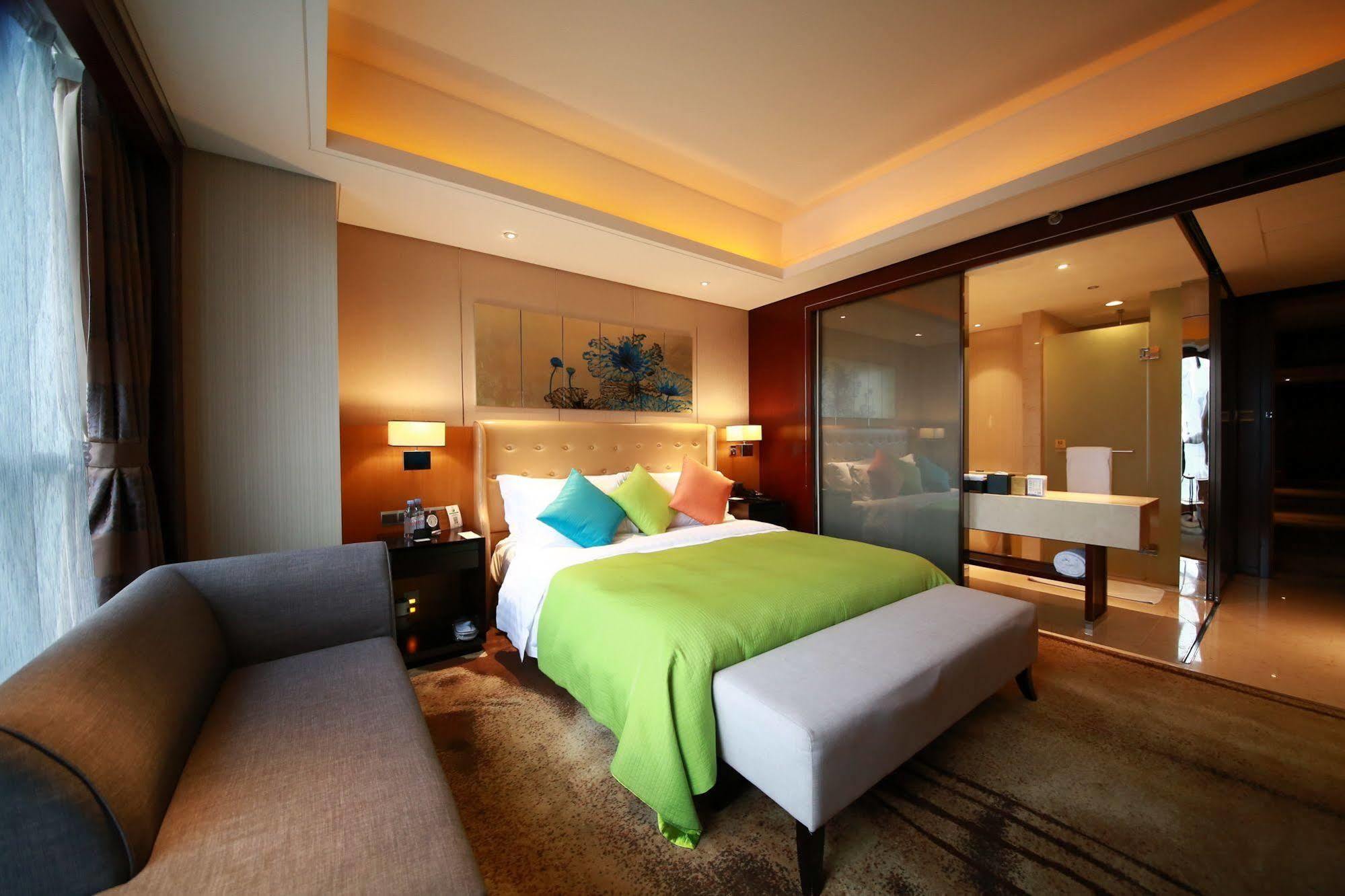 Lia! Chengdu Hotel Bagian luar foto