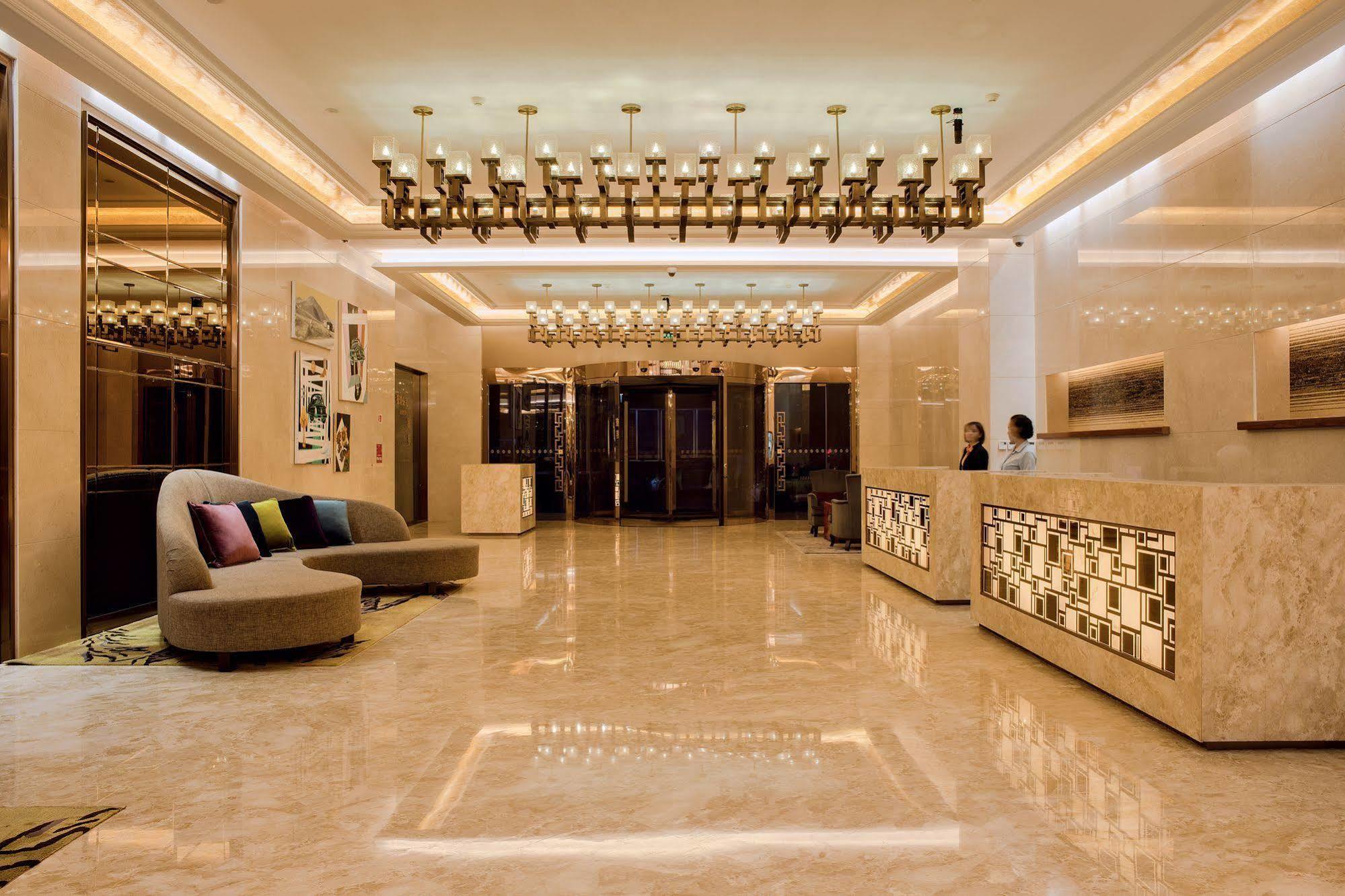Lia! Chengdu Hotel Bagian luar foto
