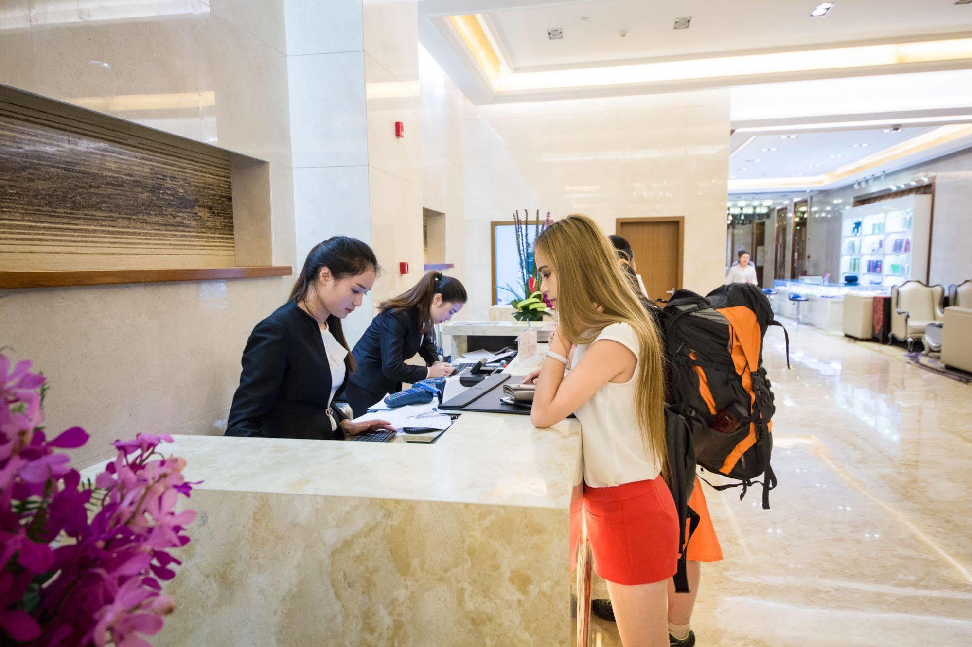 Lia! Chengdu Hotel Bagian luar foto