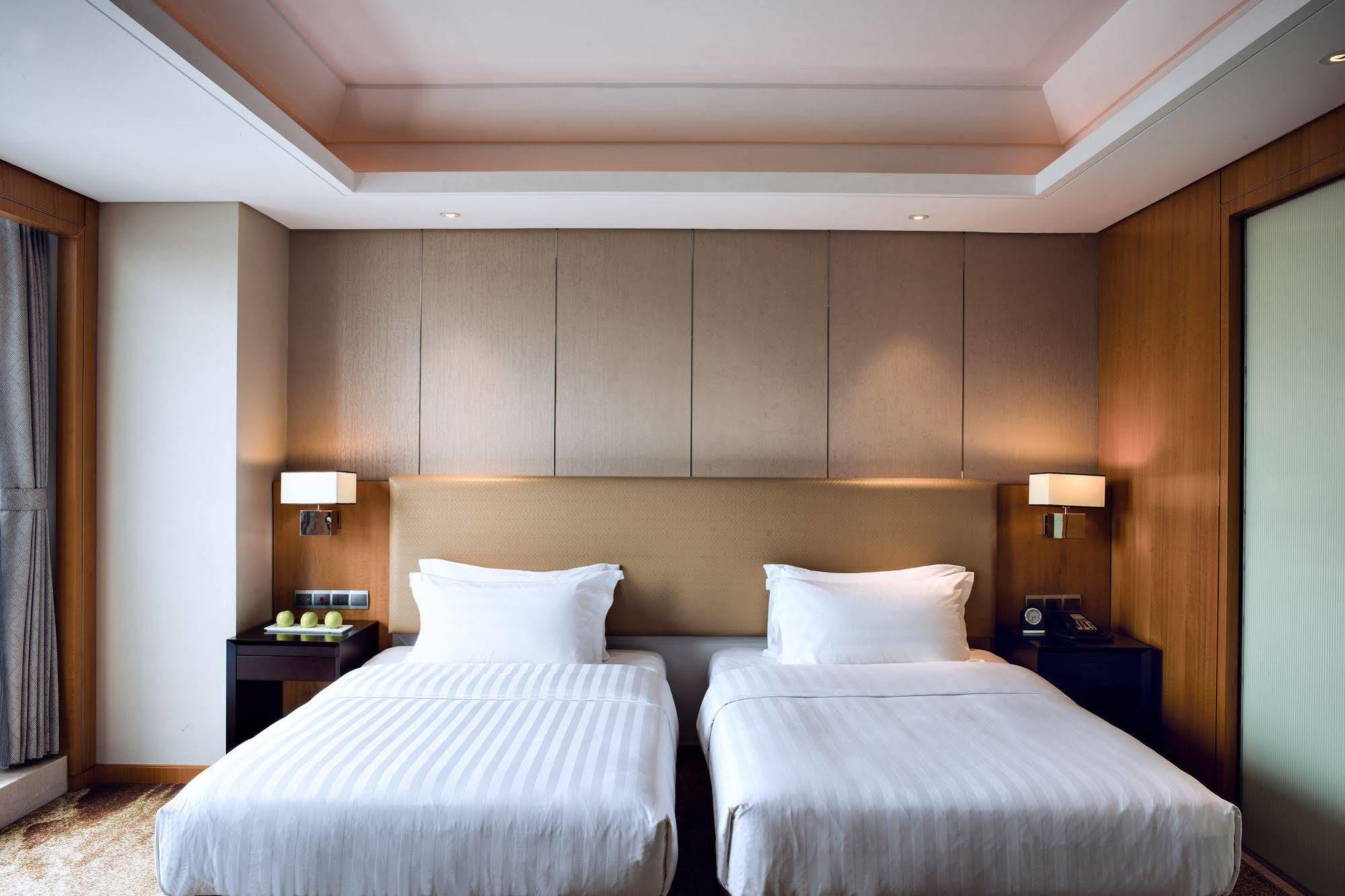 Lia! Chengdu Hotel Bagian luar foto