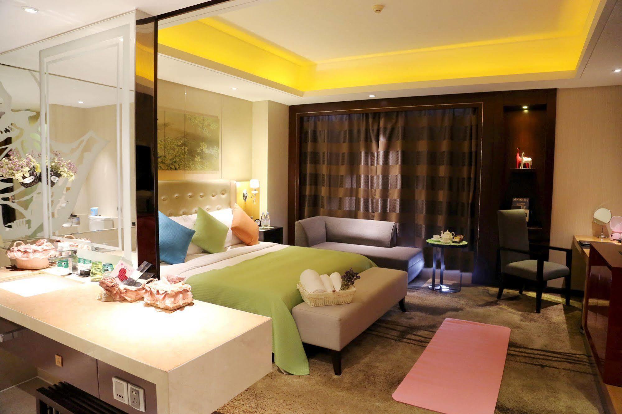 Lia! Chengdu Hotel Bagian luar foto