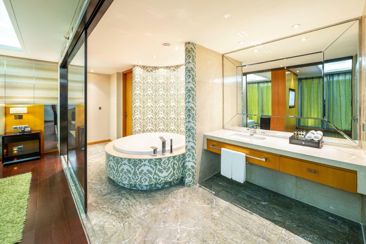 Lia! Chengdu Hotel Bagian luar foto