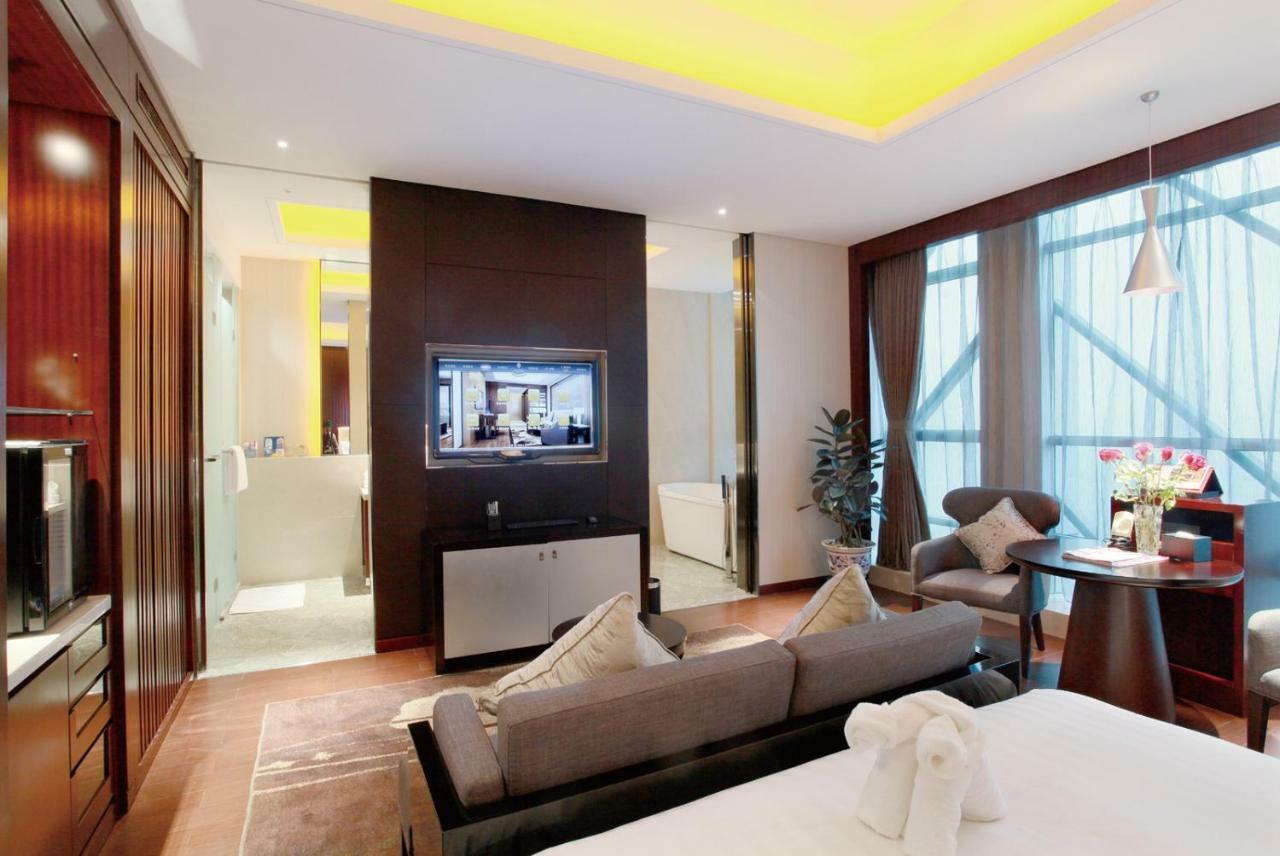 Lia! Chengdu Hotel Bagian luar foto