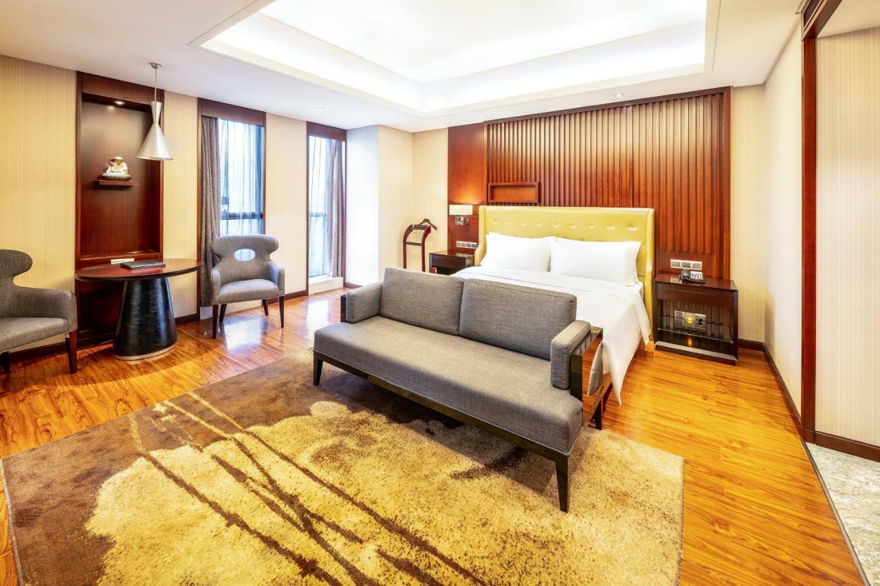 Lia! Chengdu Hotel Bagian luar foto
