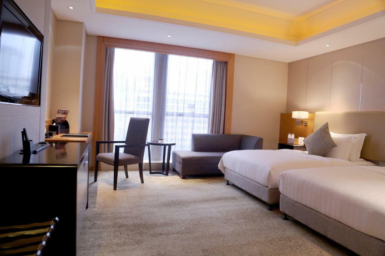 Lia! Chengdu Hotel Bagian luar foto