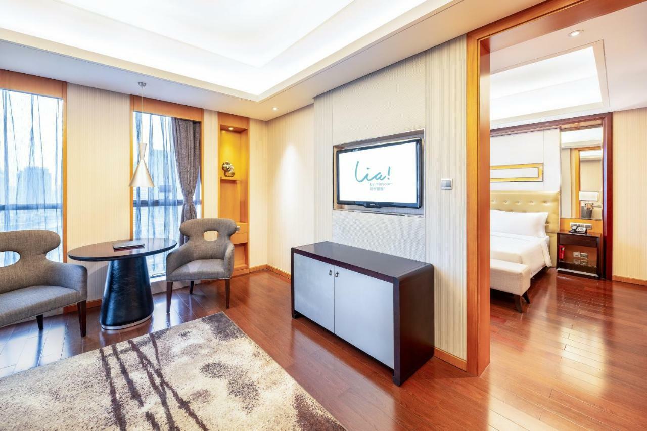 Lia! Chengdu Hotel Bagian luar foto